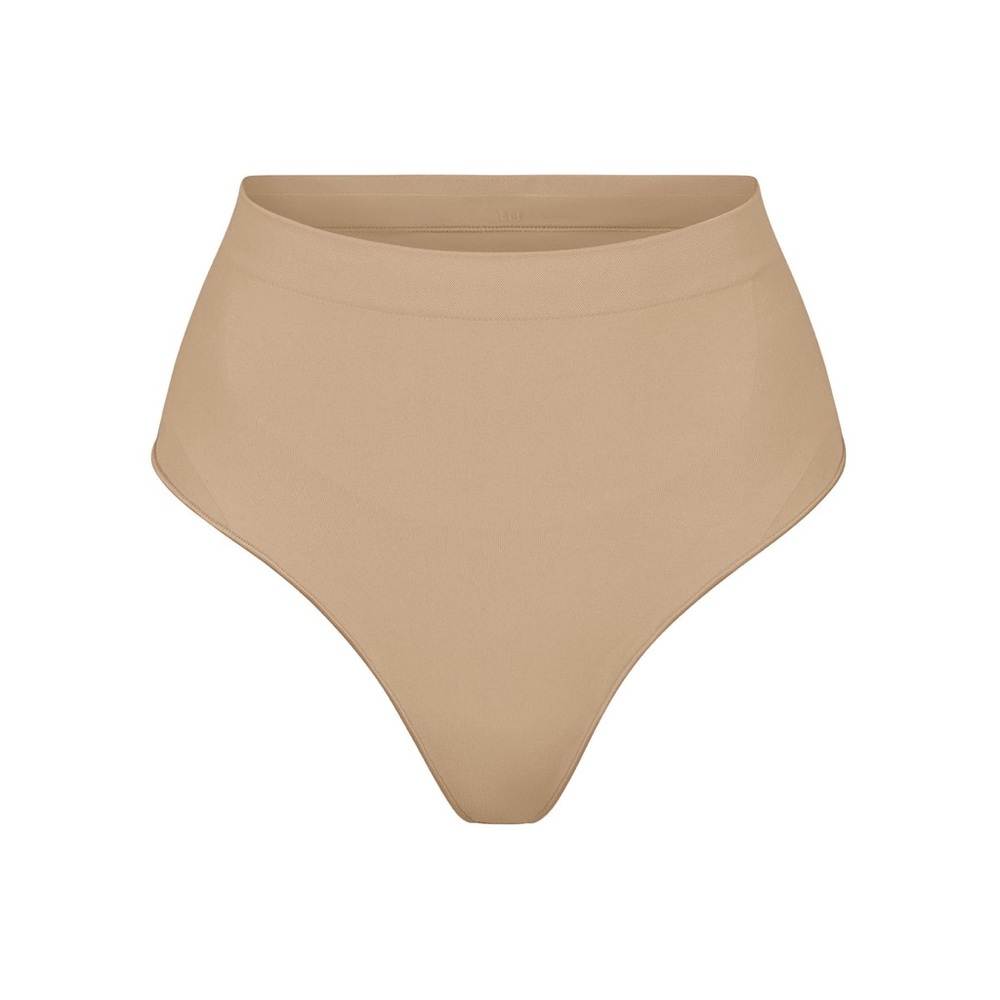 SKIMS SEAMLESS SCULPT MID WAIST THONG
in Clay NEW